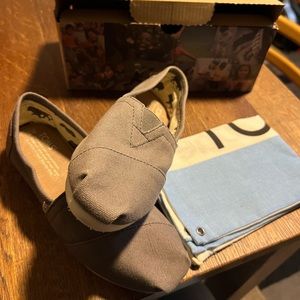 *price firm* Toms flat grey color (size 5)